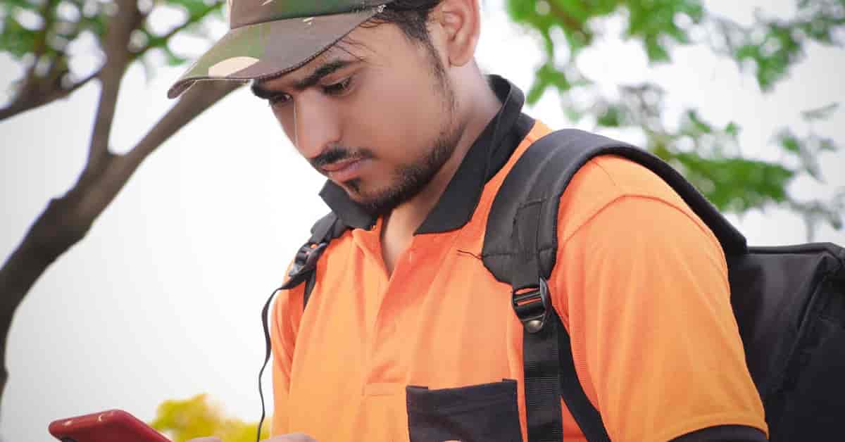 swiggy-delivery-boy-job-tech-yatri